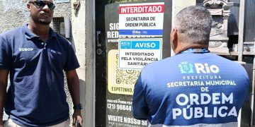 Fábrica de espetinhos no Andaraí é interditada por irregularidades sanitárias e falta de registro