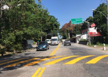 Homem remove placa de trânsito na Zona Norte do Rio, ação é investigada pelas autoridades