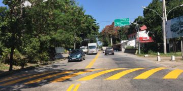 Homem remove placa de trânsito na Zona Norte do Rio, ação é investigada pelas autoridades