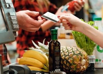 Governador do RJ sanciona lei que garante auxílio-alimentação durante afastamentos dos servidores