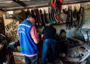 Detran-RJ interdita ferro-velho irregular na Baixada Fluminense por riscos ambientais e ausência de registro