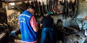 Detran-RJ interdita ferro-velho irregular na Baixada Fluminense por riscos ambientais e ausência de registro