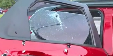 Homens são baleados durante ataque a carro na Zona Oeste do Rio