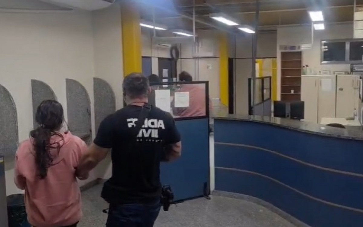 Mulher é presa no RJ após fingir rituais espirituais e causar prejuízo de R$ 400 mil a mãe e filha.