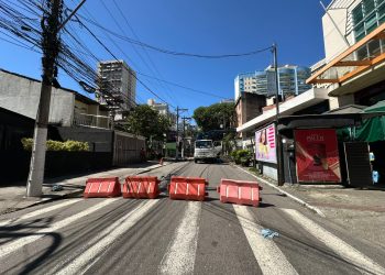 Rua Mariz e Barros, em Icaraí, é bloqueada para poda de árvore; trânsito permanece tranquilo