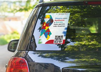 Governo do RJ inicia emissão gratuita de selos de identificação para veículos com pessoas com TEA