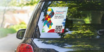 Governo do RJ inicia emissão gratuita de selos de identificação para veículos com pessoas com TEA