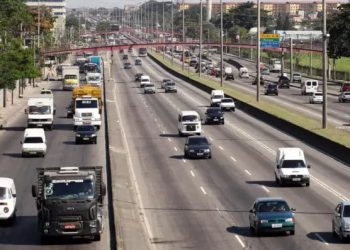 Motoristas relatam ameaças e cobranças abusivas por flanelinhas na região do Aterro do Flamengo, no Rio