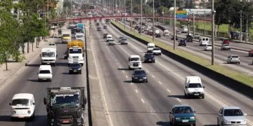 Motoristas relatam ameaças e cobranças abusivas por flanelinhas na região do Aterro do Flamengo, no Rio