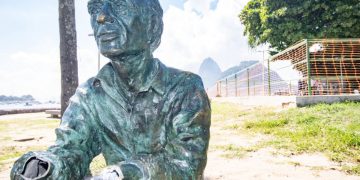 Vandalismo atinge estátua de Betinho na Praia de Botafogo, no Rio