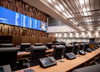 Justiça do Rio invalida eleição na Alerj e mantém presidente do TJ como governador interino