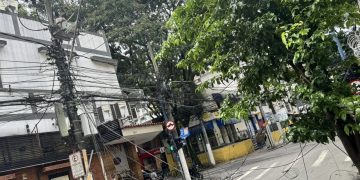 Queda de fios na Zona Sul de Niterói causa interrupção de internet e trânsito em Icaraí