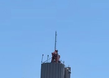 Homem tenta furtar cabos em obelisco na Ponte Rio-Niterói e é resgatado pelos bombeiros