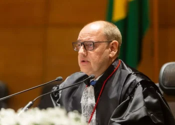 Desembargador Ricardo Couto assume interinamente o governo do Rio após renúncia de Castro