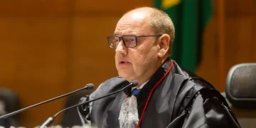 Desembargador Ricardo Couto assume interinamente o governo do Rio após renúncia de Castro