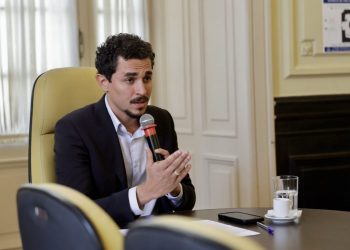 Salvino Oliveira volta ao plenário da Câmara do Rio após ser libertado e nega acusações