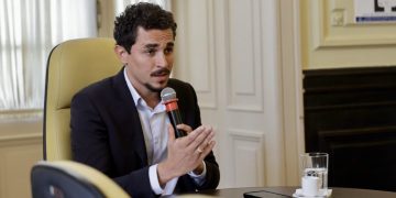 Salvino Oliveira volta ao plenário da Câmara do Rio após ser libertado e nega acusações