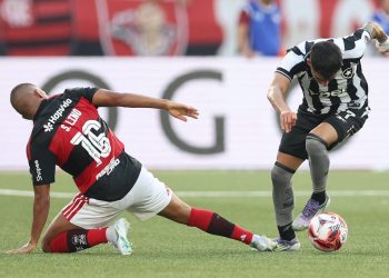 Clássico entre Botafogo e Flamengo no Nilton Santos define ajustes táticos e clima de crise no Carioca