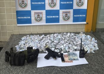 Polícia Militar do Rio apreende armas, drogas e munições na comunidade do Caramujo, Niterói