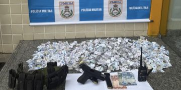 Polícia Militar do Rio apreende armas, drogas e munições na comunidade do Caramujo, Niterói