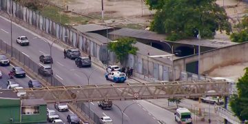 Operação policial na Maré causa bloqueio na Linha Amarela e interrompe atividades locais
