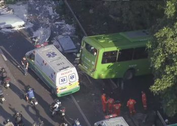 Acidente na BR-116, em Magé, causa duas vítimas e interrompe trânsito com carga de bananas espalhada