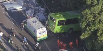 Acidente na BR-116, em Magé, causa duas vítimas e interrompe trânsito com carga de bananas espalhada