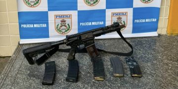 Polícia apreende fuzil, munições e comunicação em operação na comunidade Santo Cristo, Niterói