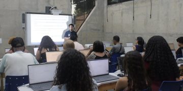 Rio de Janeiro lança programa de formação de professores em inteligência artificial nas escolas municipais