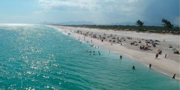 Araruama, maior lagoa hipersalina do mundo, é a capital do kitesurf no Rio de Janeiro