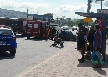 Acidente entre carro e motocicleta causa ferimentos leves e complicações no trânsito em São José do Imbassaí