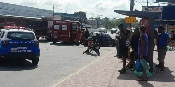 Acidente entre carro e motocicleta causa ferimentos leves e complicações no trânsito em São José do Imbassaí