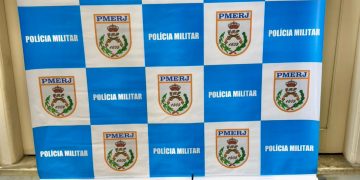 Operação policial apreende drogas, arma e prende suspeitos no Morro do Estado, Niterói