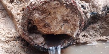 Sistema de esgoto sofre com entupimentos causados por descarte irregular de óleo de cozinha