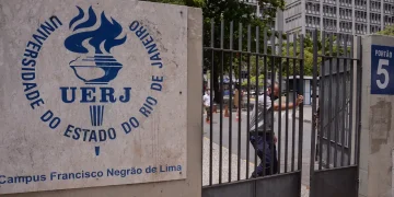 Assalto a estudante na Uerj com roubo de celulares e exigência de senhas