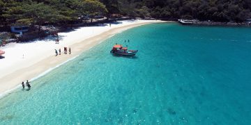 Arraial do Cabo: fenômeo de ressurgência garante mar transparente e vida marinha vibrante
