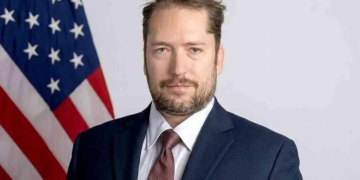 Governo brasileiro revoga visto de assessor de Trump por inconsistências no pedido