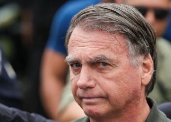 Bolsonaro apresenta melhora após diagnóstico de broncopneumonia bilateral, permanece na UTI