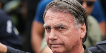 Bolsonaro apresenta melhora após diagnóstico de broncopneumonia bilateral, permanece na UTI