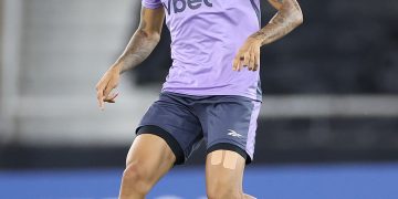 Botafogo negocia venda do volante Newton ao Santos por até 3,5 milhões de euros