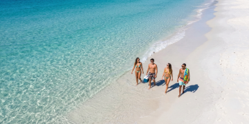 Cabo Frio: fenômeno da ressurgência explica águas geladas e praias de tom azul-turquesa