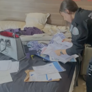 Homem apontado como líder de quadrilha que roubava canetas emagrecedoras em farmácias é preso em operação na Costa Verde.