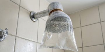 Chuveiro com jato fraco pode ser resolvido com vinagre caseiro sem desmontar
