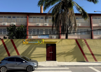 Professor afastado por assédio a estudantes em escola de Niterói, após denúncias e investigação