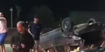 Colisão na RJ-104 em São Gonçalo deixa três feridos e um carro capotado