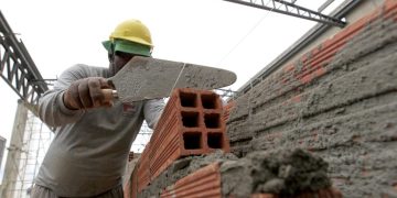 Demanda por pedreiros no Rio aumenta 81% em 2026, impulsionada por reformas residenciais