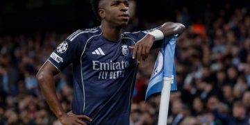 Vini Jr. marca duas vezes e garante vaga do Real Madrid nas quartas da Liga dos Campeões