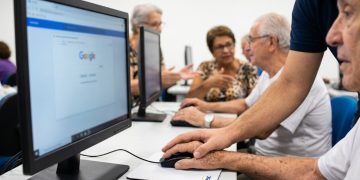 Iniciativas no Rio de Janeiro promovem inclusão digital e autonomia na terceira idade