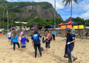 Estudantes do Rio participam de ação de limpeza na Praia de Botafogo