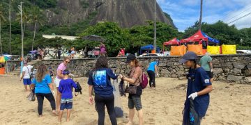 Estudantes do Rio participam de ação de limpeza na Praia de Botafogo